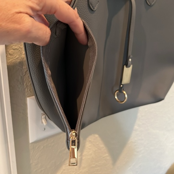 Taupe Textured Handbag w Matching Inner Wristlet Gold Trim Great Condition 💕 - Picture 4 of 13